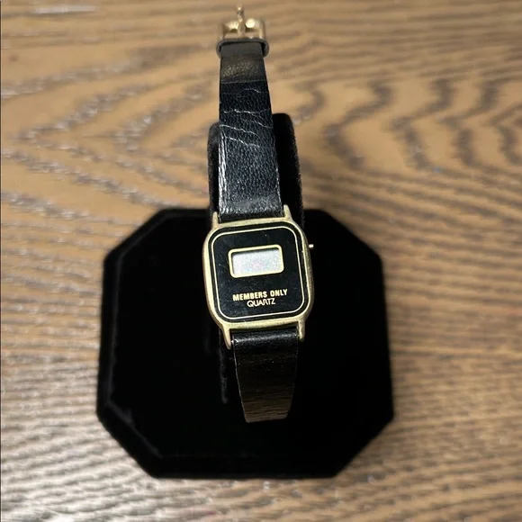 Vintage Members Only Digital Watch – WORKING – 1970s LCD Quartz – Gold Tone - Picture 3 of 14